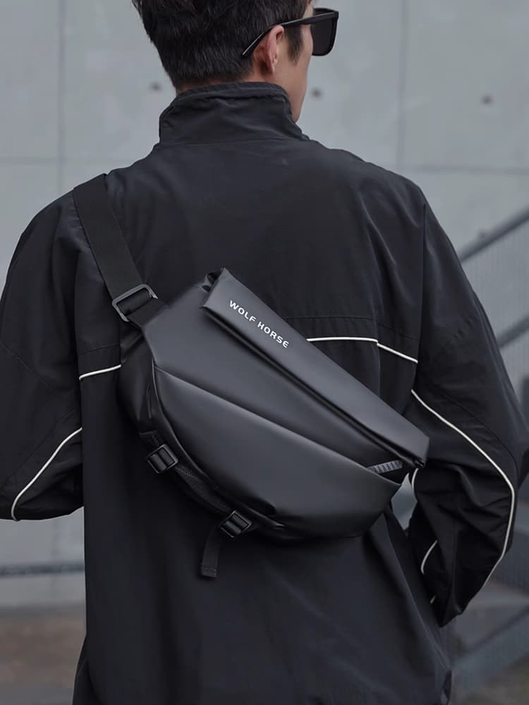 单肩斜挎包男大容量潮牌摩托车胸包单肩包磁吸扣背包男士骑行跨包